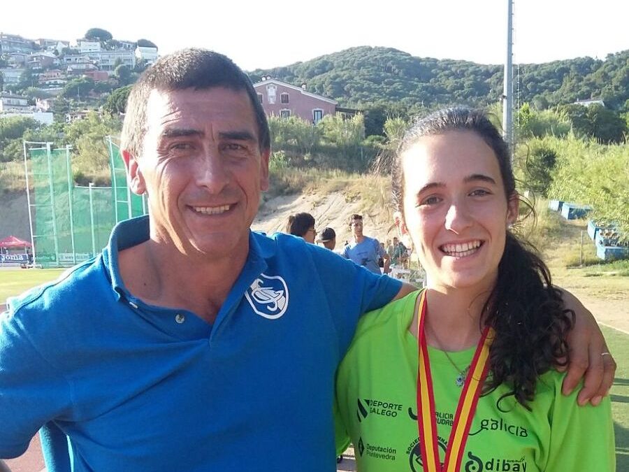 Claudia Puig se cuelga la medalla en el nacional juvenil