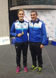 Andrea González posa con su medalla de oro obtenida en lanzamiento de peso