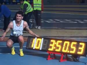 Carlos Porto posa con su tiempo del 1500ml en el Campeonato Gallego Absoluto de Pista Cubierta