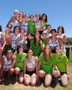 El equipo femenino celebrando el ascenso a Primera División después del primer puesto alcanzado en Cáceres en 2016