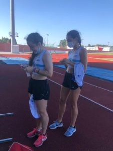 Lucía Ferrer y Cristina Garrido preparándose para competir