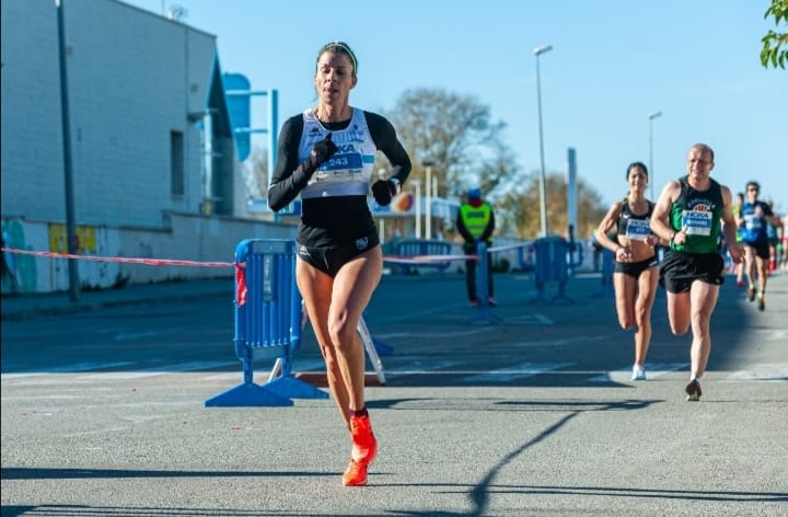 Eva Arias bate el récord gallego en los 5km ruta