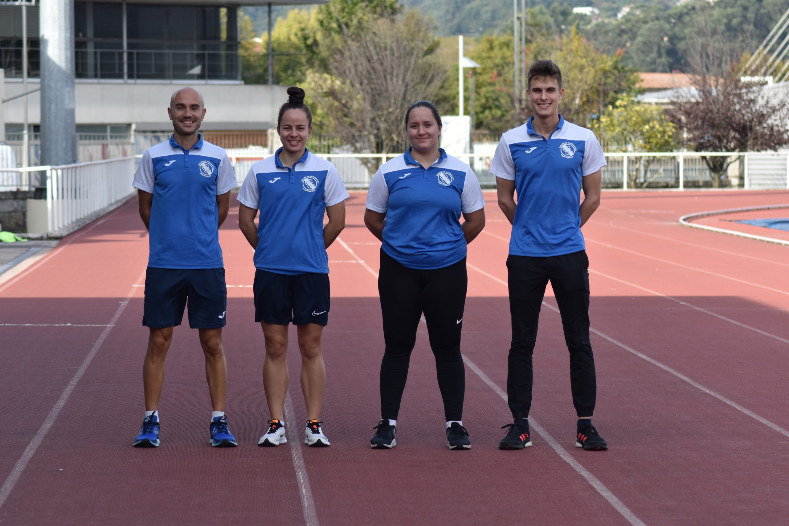 Entrenadores de la Sociedad Gimnástica de Pontevedra de la escuela municipal de atletismo